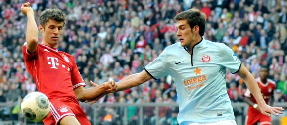 Stefan Bell (r., hier im Hinrundenspiel gegen Thomas Müller) und die 05er sind bereit, die Herausforderung gegen den übermächtigen FC Bayern anzunehmen.