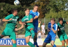 Augen auf bei der Ausübung des Hobbys. Daran halten sich hier weder Fortuna-Kapitän Mika Brunswig (Mitte) und sein direkter Gegenspieler Ricardo Schuhmann noch die anderen Spieler in Aktionsnähe.