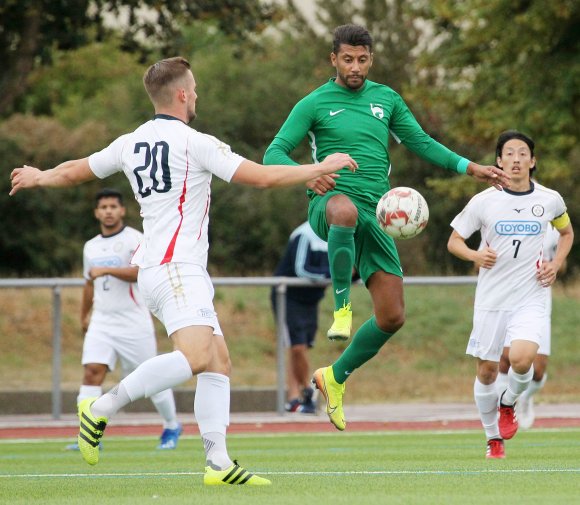 36 Jahre alt, aber noch voller Sprungvermögen: Hakim Hamadouche (hier im Pokal gegen Basara-Verteidiger Jan Itjeshorst) ist d e r Routinier im Hechtsheimer Mittelfeld. 
