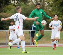 36 Jahre alt, aber noch voller Sprungvermögen: Hakim Hamadouche (hier im Pokal gegen Basara-Verteidiger Jan Itjeshorst) ist d e r Routinier im Hechtsheimer Mittelfeld. 