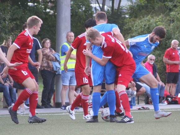 Viel los auf dem Platz war in der vergangenen Saison in den Heimspielen von Fortuna Mombach in Pokal (Bild) und Liga gegen RWO Alzey. Zweimal setzten die Mombacher sich mit 2:1 durch. 