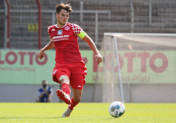 Er muss sich was anhören: Kapitän Jonas Fedl leitete den Rückstand der U23 in Alzenau ein und flog später wegen eines Gerangels um den Ball vom Platz.