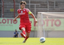 Er muss sich was anhören: Kapitän Jonas Fedl leitete den Rückstand der U23 in Alzenau ein und flog später wegen eines Gerangels um den Ball vom Platz.