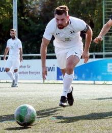 Nicht gebückt, sondern aufrecht köpfte Kapitän Calvin Faßnacht das Führungstor des VfB in Gimbsheim und legte später seinen vierten Saisontreffer zum Endstand nach.
