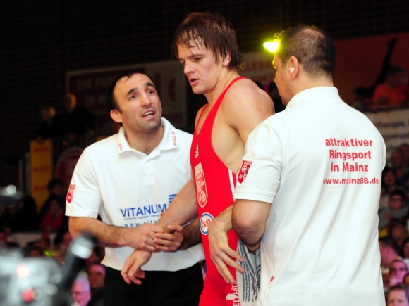 Davyd Bichinashvili (l.) will in der Regionalliga nur Ringer aus der Zweiten Mannschaft einsetzen. Mit Erstligaakteuren wie Konstantin Völk (M.) plant der Cheftrainer der 88er nicht.