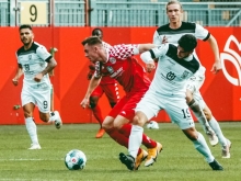 Lucas Hermes (Mitte), hier im Zweikampf mit Robin Heußer, hatte nach einer knappen Stunde den starken Moment und sicherte der Mainzer U23 gegen den SSV Ulm einen Punkt nach drei Niederlagen in Serie. 