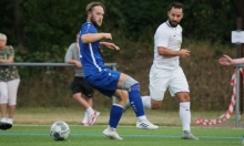 Jan Becher (l., im Pokalspiel gegen den VfB Bodenheim) und der SV Klein-Winternheim sind nicht mehr der überforderte Bezirksligist der vorigen Saison.
