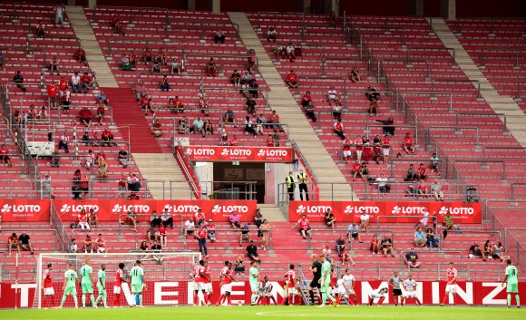 Mittlerweile sind die Tribünen nicht mehr völlig verwaist. Mehreinnahmen erzielt der FSV Mainz 05 bei 3400 Zuschauern allerdings noch nicht.