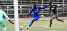 Eigentlich hatte Raphael Assibey-Mensah den Angriff abgebrochen, dann überlegte er es sich anders, ging außen an Max Müller vorbei und zimmerte den Ball zum 3:1 hoch ins kurze Eck.