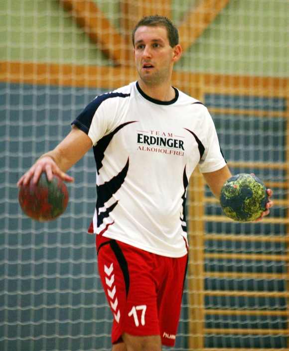 Noch mehr Spieler von der Sorte Christian Gettert, der sogar mit zwei Bällen gleichzeitig werfen könnte, bräuchte der TV Nieder-Olm um ganz sicher vom Klassenverbleib ausgehen zu können. So abe wird es wohl eine schweirige Saison für den Achten der vergangenen Runde.