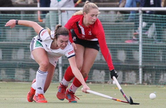 Stürmerin Fabienne Werner (l.) ist der Weg zum Ball durch die Mannheimerin Amelie Pittack versperrt. Nur selten gelang es der Mainzer Offensive, sich die Wege in den gegnerischen Schusskreis zu eröffnen. 