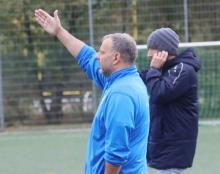 Wo das Tor steht, zeigt Fortuna-Trainer Thorsten Lamers gerne noch einmal an. Reinmachen müssen die Spieler die Bälle schon selber, ebenso sich die Chancen erarbeiten.