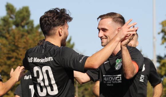 Freuen dürfen sich Dennis Ritz (r.), Lukas Harden und alle Marienborner schon mal darüber, für ihr Spiel gegen den FCK nicht ausweichen zu müssen.