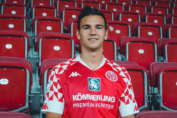 Romario Roesch gilt als spielstarker, offensiver Mittelfeldspieler und wird ab sofort die U23 des FSV Mainz 05 ergänzen.