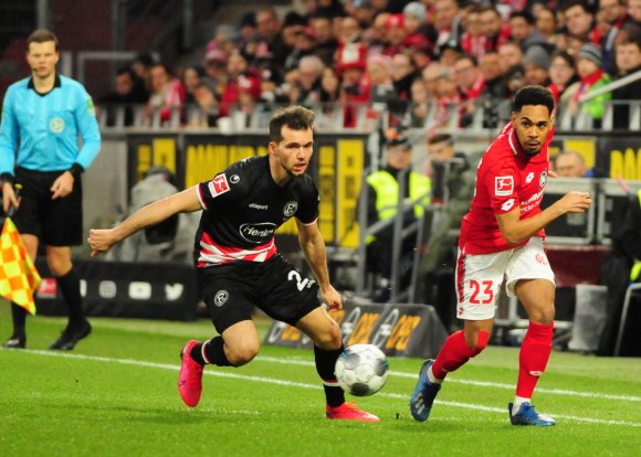 Mit Phillipp Mwene war Kevin Stöger (l.) einst im Stuttgarter Internat. Nach dem Spiel der 05er gegen Fortuna Düsseldorf im März tauschten die beiden das Trikot, jetzt hat auch Stöger ein eigenes Mainzer Dress.