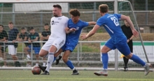 Der Finther Deniz Arslan (l.) und sein Team hatten im Pokalspiel gegen die TSG Bretzenheim 46 (Mitte: Linus Wimmer) keine Chance und unterlagen 0:3. Die Fontana hat seitdem aber dazugelernt.