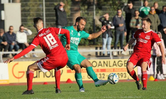 Sandro Zey (Mitte) hat gegen den Alzeyer Yannik Niemann die Nase vorne und kann den Ball ungehindert spielen. In der Schlussminute wurde es hingegen eng im Strafraum, Zey holte den Strafstoß zum Endstand heraus.