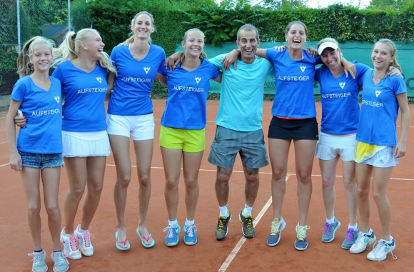 Bejubeln den Aufstieg in die Regionalliga: Sinja Kraus, Alyona Sotnikova, Michaela Pochabova, Sarah Kraus, Trainer Babak Momeni, Hannah Müller, Nadine Hassinger und Livia Kraus feiern den größten (Damen-)Erfolg in der Vereinsgeschichte des TSC Mainz.