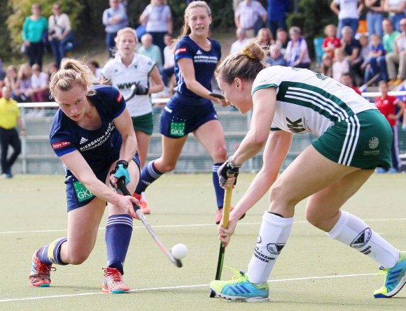 Schon beim 2:1-Sieg im Heimspiel gegen den TuS Obermenzing hatte Aline Bessling (l.) kurz vor der Halbzeitpause den zweiten, entscheidenden Treffer für den TSV Schott gesetzt. Das gelang der Kapitänin nun auch in München.