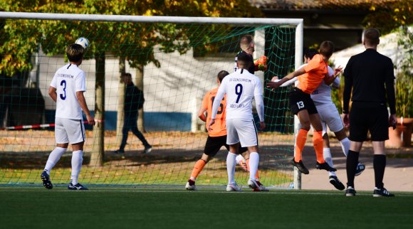 Das hätte noch nicht die Entscheidung sein müssen, schließlich waren nach David Eberhardts (Nummer 13) Treffer zum 1:2 noch mehr als 50 Minuten zu spielen...