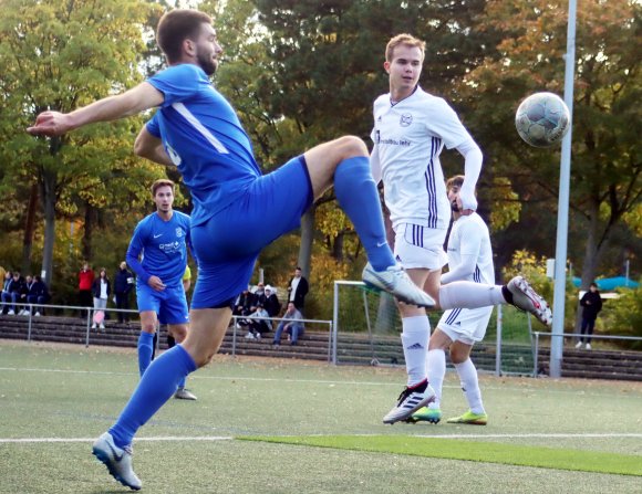 Tim Charisse (Mitte) kann ganz entspannt zuschauen: Der eingesprungene TSG-Innenverteidiger Paul Poseck bringt diese Gelegenheit nicht zu einem guten Abschluss für die TSG Bretzenheim. Stattdessen köpfte er später einen Finther Eckball in den eigenen Kasten.