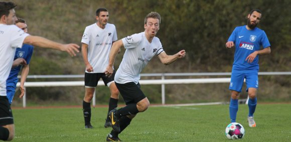 Das war nicht das Spiel des FSV Saulheim (Mitte: Cedric Schmitt). Der Gau-Odernheimer Emran Nassery (r.), Schütze des 0:2, scheint das zu wissen und greift erst gar nicht ein.