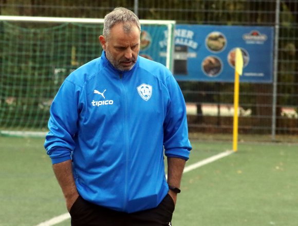 Thorsten Lamers hat sich offenbar seine Gedanken gemacht, wie erfolgreich er mit der Fortuna in dieser Saison noch werden kann und ist zur Überzeugung gelangt, dass das nicht allzu viel sein wird. Als Konsequenz verkündete der Trainer nun seinen Rückzug. 