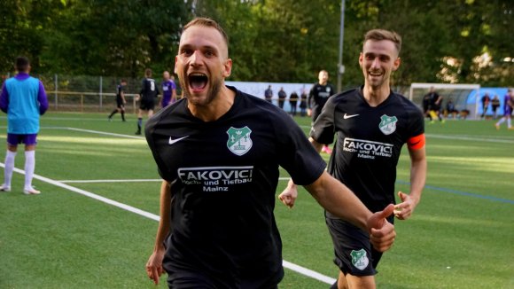 Solche Bilder wie am Sonntag in Rülzheim – Mateo Trapp bejubelt sein 3:0, Dennis Ritz freut sich ebenfalls – würde die TuS Marienborn gerne auch am Mittwoch gegen den FCK produzieren.