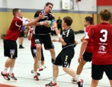 Rückraumspieler Kai Reisinger wird von der Vallendarer Abwehr angegangen. Im Saulheimer Rückraum scheint er nach dem Abgang von Leo Vuletic und Freddy Schuhmacher in die tragende Rolle hineinzukommen, die er in der vorigen Runde schön hätte einehmen sollen.