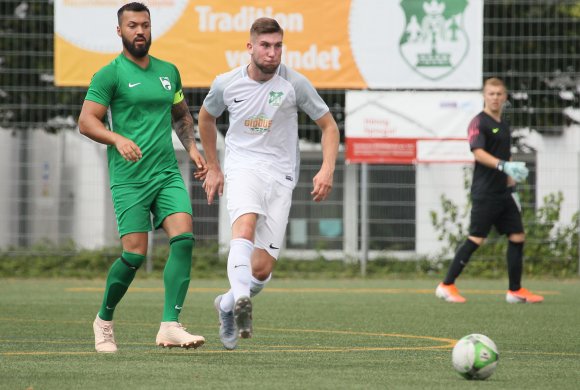 Leon Rathgeber (r.) und die TuS Marienborn II spielen am Sonntag um die Tabellenspitze der Bezirksliga-Nord.