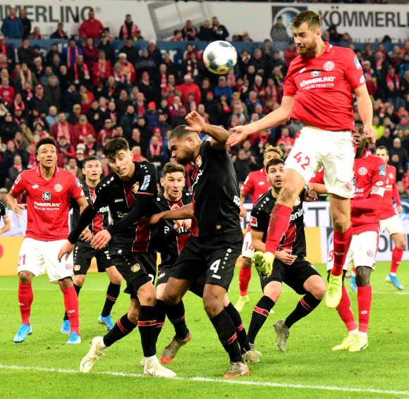 Im Dezember vorigen Jahres waren die 05er (hier Alexander Hack) gegen Bayer Leverkusen die bessere Mannschaft, es war eines ihrer besten Saisonspiele überhaupt. Doch mit dem letzten Angriff des Spiels kassierten sie das 0:1.