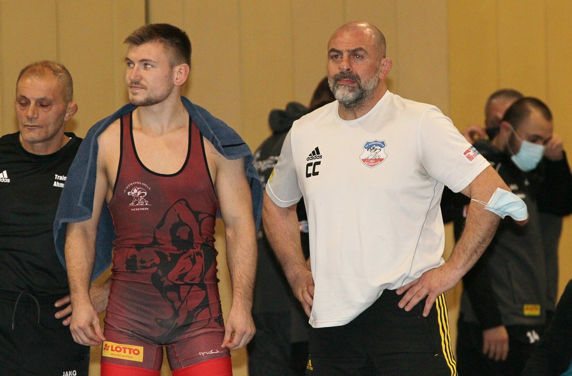 Einen gelungenen Einstand im Nackenheimer Trikot gab Andrej Ginc (hier mit Trainer Cengiz Cakici)...