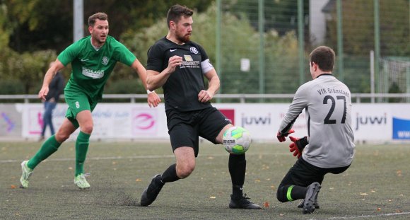 Nach einem Pressschlag mit VfR-Keeper Marco Knell schob VfB-Kapitän Calvin Faßnacht...