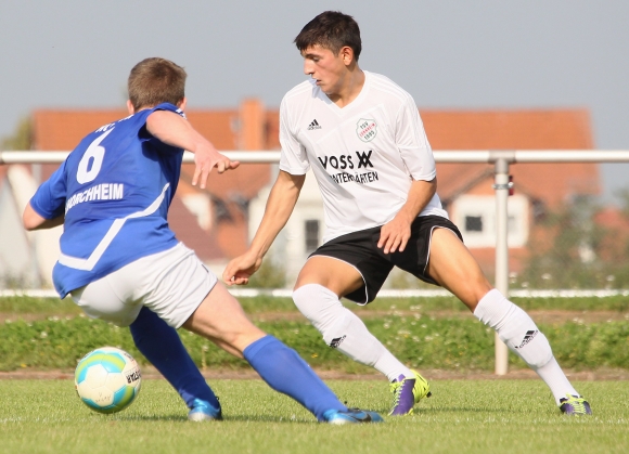 Alexander Mignogna (r., hier im Zweikampf mit Erik Hübler) stellte die Torchancenstatistik auf den Kopf und erzielte in der 56. Minute das 2:1 für den TSV Zornheim - es sollte der Siegtreffer sein.