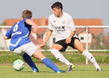 Alexander Mignogna (r., hier im Zweikampf mit Erik Hübler) stellte die Torchancenstatistik auf den Kopf und erzielte in der 56. Minute das 2:1 für den TSV Zornheim - es sollte der Siegtreffer sein.