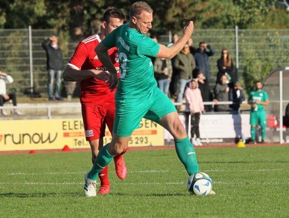 Sein früher Treffer war für die SpVgg Ingelheim in Worms Gold wert: Marcel Veek köpfte den Tabellenletzten schon nach fünf Minuten in Führung.