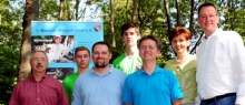 Ehrende und Geehrte im Hartenbergpark (v.l.): MGC-Vorsitzender Norbert Kramer, Sebastian Piekorz, Marcel Noack, Manuel Szablikowski, Roman Kobisch, LSB-Präsidentin Karin Augustin, Oberbürgermeister Michael Ebling.