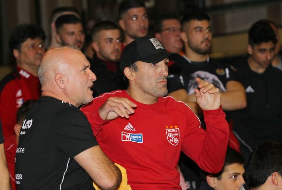 So angespannt wie die Miene von 88-Trainer Davyd Bichinashvili ist die Situation in der Ringen-Bundesliga.
