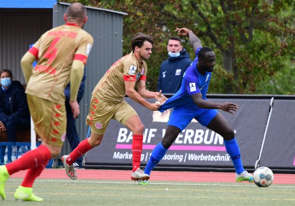 Im Derby liefen Jonas Fedl (M.) und die U23 den Schottlern (hier Raphael Assibey-Mensah) allzu oft hinterher. Gegen Eintracht Stadtallendorf am Mittwochabend brauchen sie nicht zuletzt ein besseres Zweikampfverhalten.