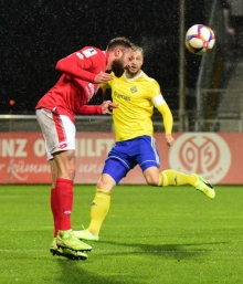 Auch ein Defensiv-Kraftpaket ist nicht unverwundbar: Abwehrroutinier Giuliano Modica musste in Kassel nach einem Zusammenprall im Zweikampf wegen einer Rippenverletzung vom Platz.