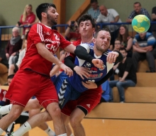 So war es vorige Saison, so wird es diese Saison sein: TVN-Kapitän Tino Stumps muss sich gegen zwei handgreifliche Friesenheimer Bewacher den Weg um Abschluss suchen. Zur Not nimmt der Nieder-Olmer Kapitän wie in dieser Szene auch mal die linke Hand. 