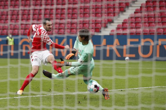 Das hätte das 3:1 sein können, doch der Gladbacher Torwart Yann Sommer parierte den Schuss von Levin Öztunali.