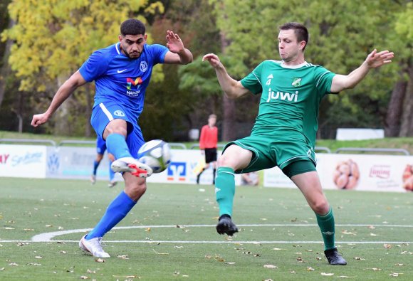 Zigmal kamen die Gonsenheimer zu gefährlichen Abschlüssen, oft noch unbedrängter als hier Khaled Abou Daya bei seinem Abseitstor in der ersten Halbzeit...