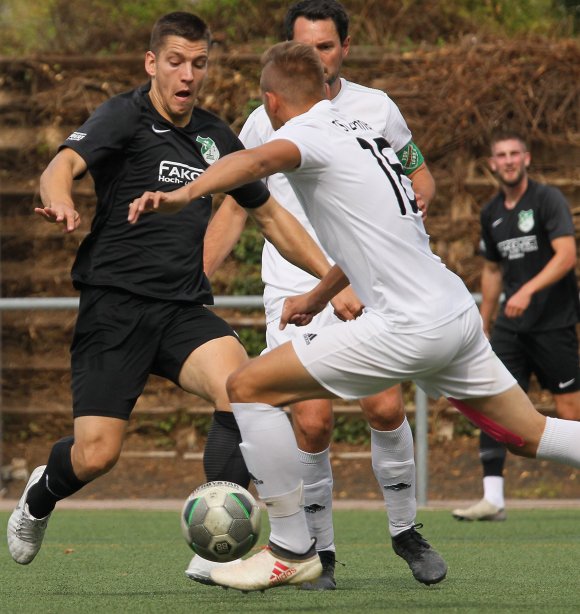 Alexander Scholl (l.) erzielte das Marienborner 2:0 in Klein-Winternheim.