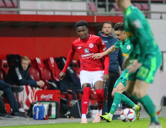 Das Gastspiel des FC Homburg in der vorigen Saison fiel dem Abbruch zum Opfer. Im ersten Heimspiel des Jahres 2019 unterlagen Michael Akoto (l.) und die U23 den Saarländern am Bruchweg mit 0:1.