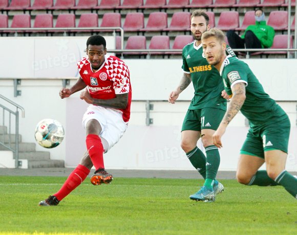 Marlon Mustapha schlenzt um die Homburger Abwehrspieler herum auf den langen Pfosten, von dem der Ball zur Führung ins Tor geht.