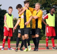 Faruk Celik (2.v.l.) hat mit Köpchen die Entscheidung im Mainzer Landesligaderby erzielt, Vorlagengeber Christian Toplek und Kevin Frey gratulieren dem Schützen des 2:0-Endstandes.