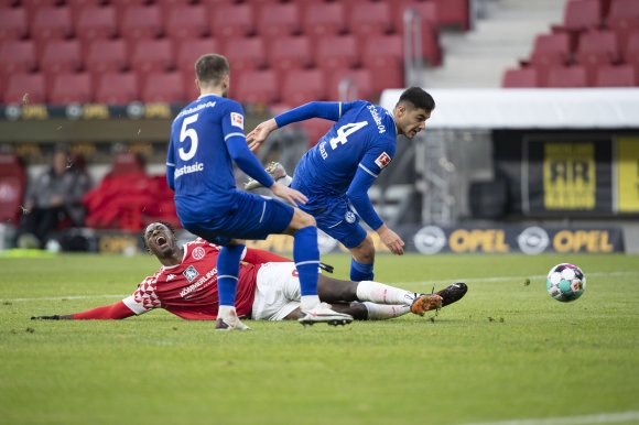 Um Laufduell mit Ozan Kabak (r.) kurz vor der Pause ging Jean-Philippe Mateta zu Boden. Den folgenden Elfmeter verwandelte er zum 2:1.