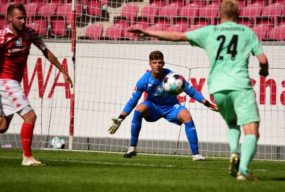 In der Bundesliga wartet Finn Dahmen noch auf seinen ersten Einsatz. In der deutschen U21 hat der Torwart gerade zwei überzeugende Auftritte hingelegt.