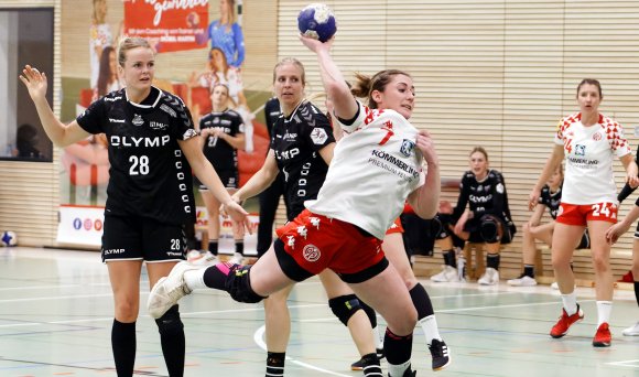 Hätten die Mainzerinnen in Buxtehude nur öfter ein verwertbares Anspiel auf Aleksandra Dorsz hinbekommen. Die Kreisläuferin versenkte den Ball bei ihren nur zwei freien Abschlüssen in feiner Manier. 